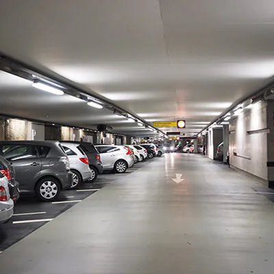 LED lysr&ouml;rsarmatur i parkeringsgarage